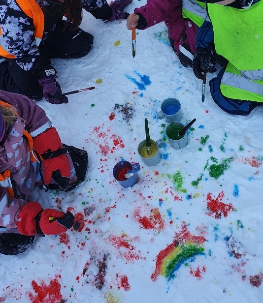 Barn som målar i snön